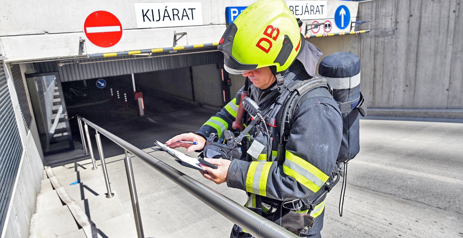 Csütörtökön zárul a tűzoltók gyakorlata a Sas utcai mélygarázsban
